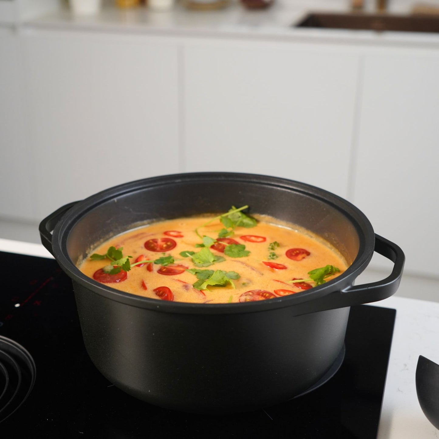 Dutch oven CuliStack met curry op inductie